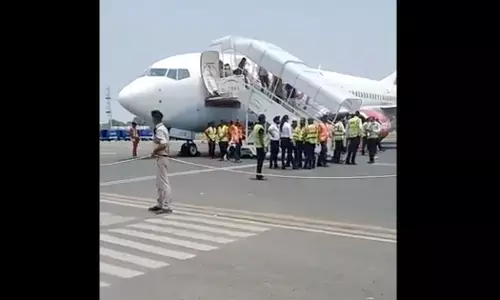 पटना में Spice Jet विमान की इमरजेंसी लैंडिंग, उड़ान भरते वक्त इंजन में लगी आग, दिल्ली आ रही थी फ्लाइट पटना में Spice Jet विमान की इमरजेंसी लैंडिंग, उड़ान भरते वक्त इंजन में लगी आग, दिल्ली आ रही थी फ्लाइट