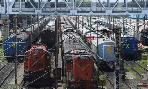 Agnipath Scheme: अग्निपथ स्कीम की आग से रूकी लोगों की रफ्तार, रेलवे ने रद्द की 529 ट्रेन Agnipath Scheme: अग्निपथ स्कीम की आग से रूकी लोगों की रफ्तार, रेलवे ने रद्द की 529 ट्रेन