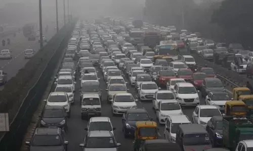 Bharat Bandh: गुरुग्राम-दिल्ली बॉर्डर पर लगा भारी जाम, कई सड़के बंद, हजारों गाड़ियां फंसीं Bharat Bandh: गुरुग्राम-दिल्ली बॉर्डर पर लगा भारी जाम, कई सड़के बंद, हजारों गाड़ियां फंसीं