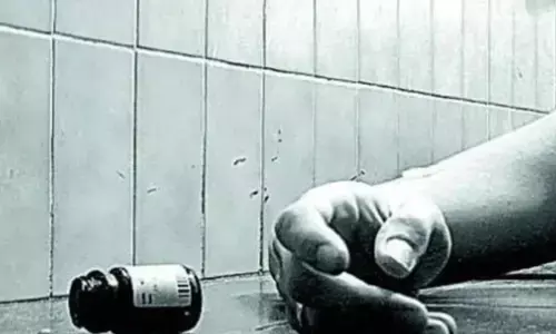 Maharashtra: परिवार के 9 लोगों ने की खुदकुशी, कर्ज के बोझ ने जहर पीने को किया मजबूर Maharashtra: परिवार के 9 लोगों ने की खुदकुशी, कर्ज के बोझ ने जहर पीने को किया मजबूर