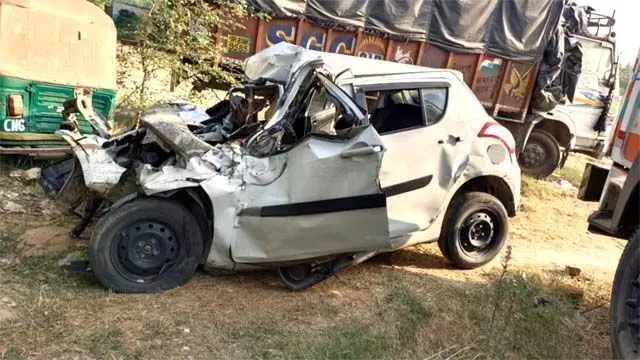 Bareilly News : बरेली में बड़ा सड़क हादसा, कार और ट्रक की टक्कर में एक ही परिवार के पांच लोगों की मौत