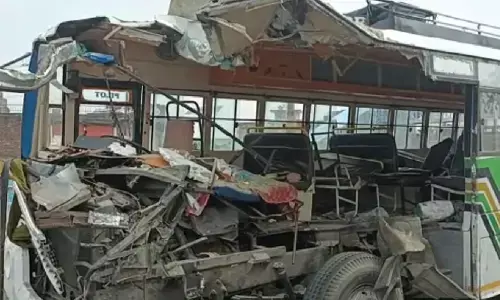 कुशीनगर में बड़ा हादसा : बिहार से पंजाब जा रही बस ने ट्रक को मारी टक्कर, 4 लोगों की मौत, 10 की हालत नाजुक कुशीनगर में बड़ा हादसा : बिहार से पंजाब जा रही बस ने ट्रक को मारी टक्कर, 4 लोगों की मौत, 10 की हालत नाजुक