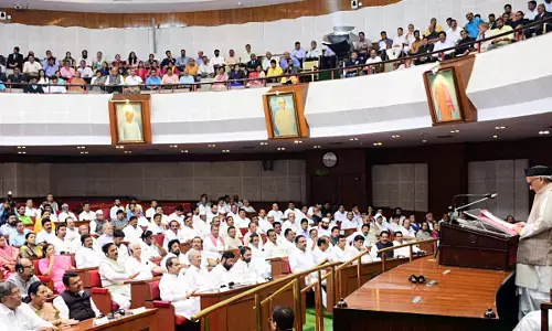 महाराष्ट्र विधानसभा का क्या है सियासी गणित? क्यों उद्धव सरकार के लिए बजी खतरे की घंटी महाराष्ट्र विधानसभा का क्या है सियासी गणित? क्यों उद्धव सरकार के लिए बजी खतरे की घंटी