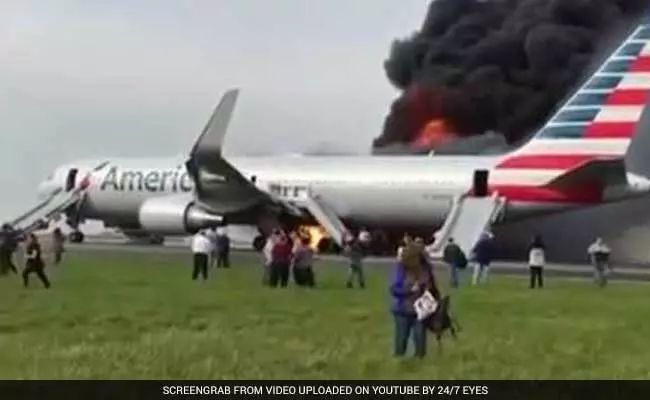 America Plane crash: लैंडिंग के दौरान विमान में लगी आग, इमरजेंसी गेट से कूद यात्रियों ने बचाई जान...