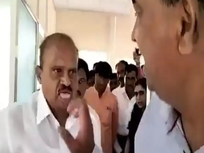 कर्नाटक: जेडीएस विधायक ने प्रिंसिपल को मारे थप्पड़, देखें वीडियो