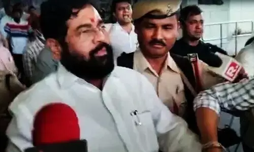 महाराष्ट्र में सियासी संकट ? एकनाथ शिंदे पार्टी विधायकों के साथ असम पहुंचे, 40 विधायकों के साथ होने का किया का दावा महाराष्ट्र में सियासी संकट ? एकनाथ शिंदे पार्टी विधायकों के साथ असम पहुंचे, 40 विधायकों के साथ होने का किया का दावा