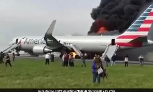 America Plane crash: लैंडिंग के दौरान विमान में लगी आग, इमरजेंसी गेट से कूद यात्रियों ने बचाई जान...