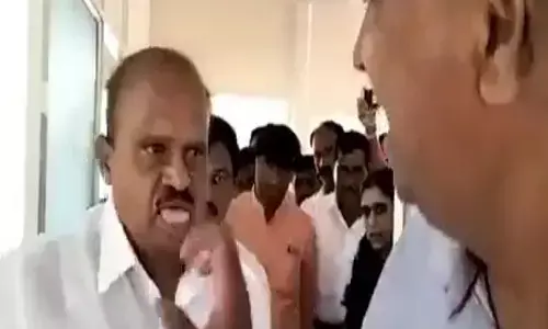 कर्नाटक: जेडीएस विधायक ने प्रिंसिपल को मारे थप्पड़, देखें वीडियो