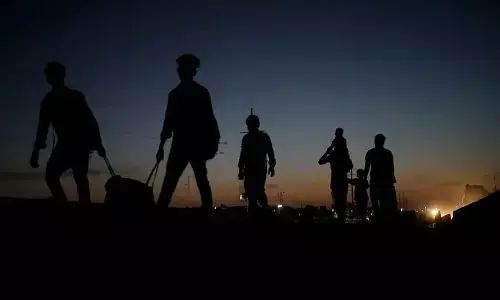 दुनिया में लाखों मजबूर ऐसे भी जो रहते हैं दरबदर दुनिया में लाखों मजबूर ऐसे भी जो रहते हैं दरबदर