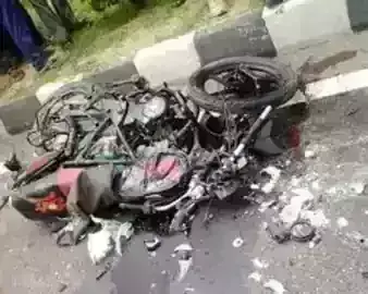 पिकअप की टक्कर से बाइक सवार तीन युवकों की हुई मौत पिकअप की टक्कर से बाइक सवार तीन युवकों की हुई मौत