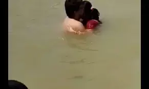 अयोध्या राम की पैड़ी पर नहाते वक्त अपनी ही पत्नी को किस करना पड़ा भारी, लोगों ने पति की जमकर की पिटाई