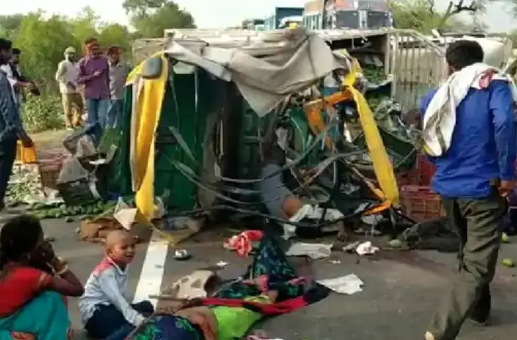 UP : हमीरपुर में बड़ा सड़क हादसा, लोडर और ऑटो के बीच हुई जोरदार टक्कर में 6 यात्रियों की मौके पर मौत, कई घायल UP : हमीरपुर में बड़ा सड़क हादसा, लोडर और ऑटो के बीच हुई जोरदार टक्कर में 6 यात्रियों की मौके पर मौत, कई घायल