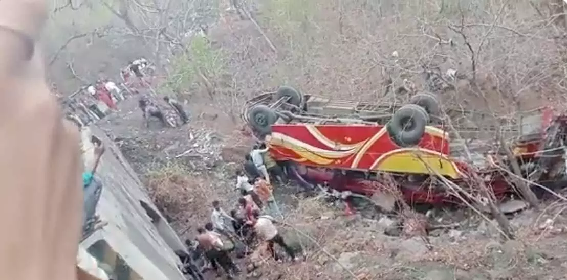 मध्य प्रदेश में बड़ा हादसा: इंदौर से खंडवा जा रही बस 50 फीट गहरी खाई में गिरी, 5 की मौत मध्य प्रदेश में बड़ा हादसा: इंदौर से खंडवा जा रही बस 50 फीट गहरी खाई में गिरी, 5 की मौत