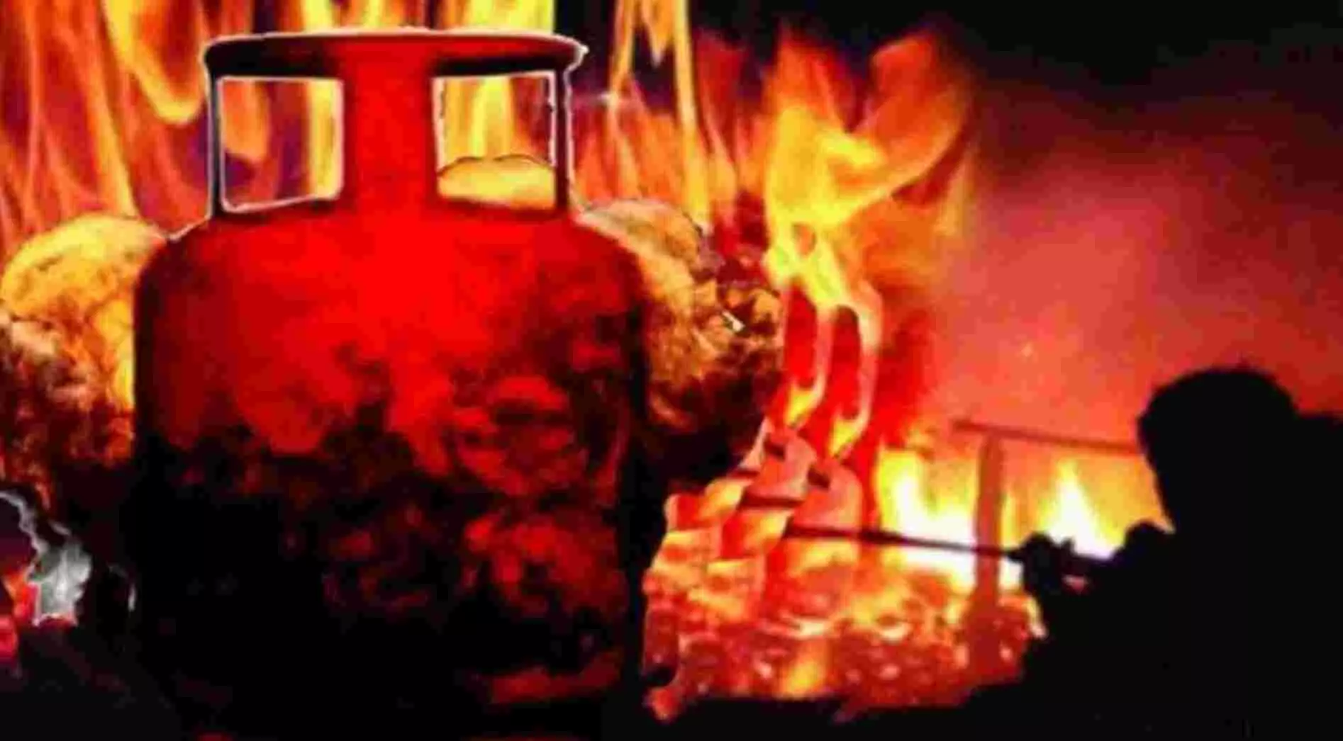 यूपी : जौनपुर में बड़ा हादसा, घर में LPG गैस लीक होने से लगी आग, मां-बेटे समेत 3 की जलकर दर्दनाक मौत