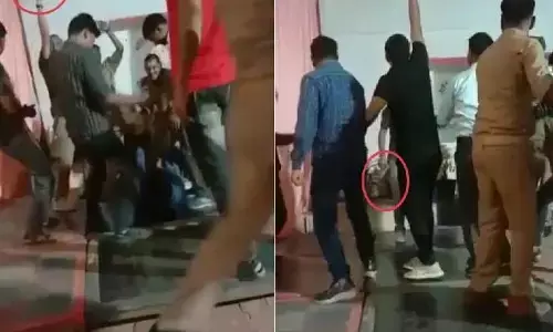 झांसी के थाने में हुआ तमंचे पे डिस्को, सोशल मीडिया पर वीडियो हुआ वायरल, एफआईआर दर्ज एक सिपाही सस्पेंड झांसी के थाने में हुआ तमंचे पे डिस्को, सोशल मीडिया पर वीडियो हुआ वायरल, एफआईआर दर्ज एक सिपाही सस्पेंड