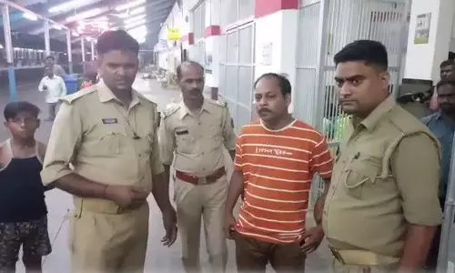 यूपी : फेसबुक पर लाइव करके सुसाइड करने जा रहा था युवक... ट्रेन हुई लेट और फिर...