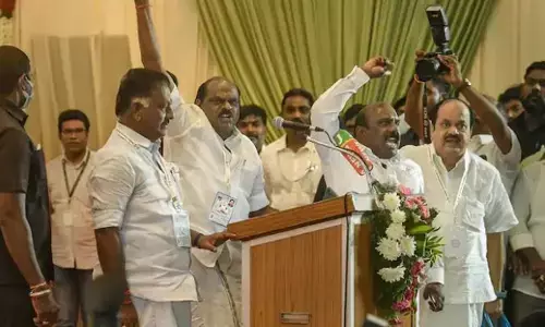 जयललिता की पार्टी में मचा बवाल : पनीरसेल्वम पर फेंकी बोतलें, मीटिंग से भागे पूर्व डिप्टी सीएम