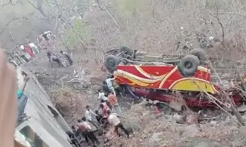 मध्य प्रदेश में बड़ा हादसा: इंदौर से खंडवा जा रही बस 50 फीट गहरी खाई में गिरी, 5 की मौत