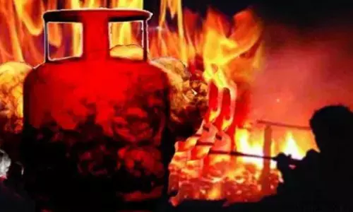 यूपी : जौनपुर में बड़ा हादसा, घर में LPG गैस लीक होने से लगी आग, मां-बेटे समेत 3 की जलकर दर्दनाक मौत