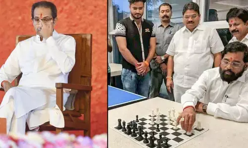 Maharashtra Political Crisis: उद्धव ने जिसे दूत बनाकर भेजा, वो भी शिंदे कैंप में हो गया शामिल, एक निर्दलीय MLA भी BJP में शामिल Maharashtra Political Crisis: उद्धव ने जिसे दूत बनाकर भेजा, वो भी शिंदे कैंप में हो गया शामिल, एक निर्दलीय MLA भी BJP में शामिल