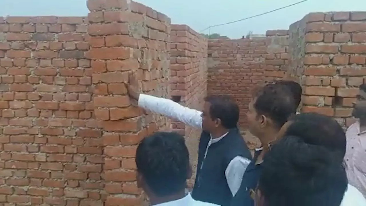 UP News: MLA के हाथ लगाते ही भरभरा कर गिरी कॉलेज की दीवार, Akhilesh ने योगी सरकार पर दागे सवाल UP News: MLA के हाथ लगाते ही भरभरा कर गिरी कॉलेज की दीवार, Akhilesh ने योगी सरकार पर दागे सवाल
