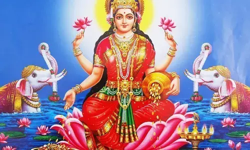 शुक्रवार के दिन मां लक्ष्मी के इन मंत्रों का करें जाप शुक्रवार के दिन मां लक्ष्मी के इन मंत्रों का करें जाप