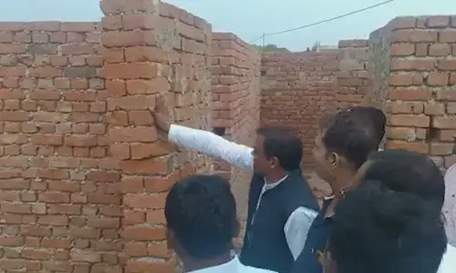 UP News: MLA के हाथ लगाते ही भरभरा कर गिरी कॉलेज की दीवार, Akhilesh ने योगी सरकार पर दागे सवाल