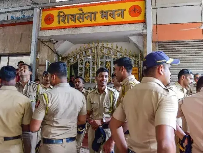 महाराष्ट्र: मुंबई के सभी पुलिस थानों को हाई अलर्ट पर रहने के आदेश, बड़ी संख्या में सड़कों पर उतर सकते हैं शिवसैनिक महाराष्ट्र: मुंबई के सभी पुलिस थानों को हाई अलर्ट पर रहने के आदेश, बड़ी संख्या में सड़कों पर उतर सकते हैं शिवसैनिक