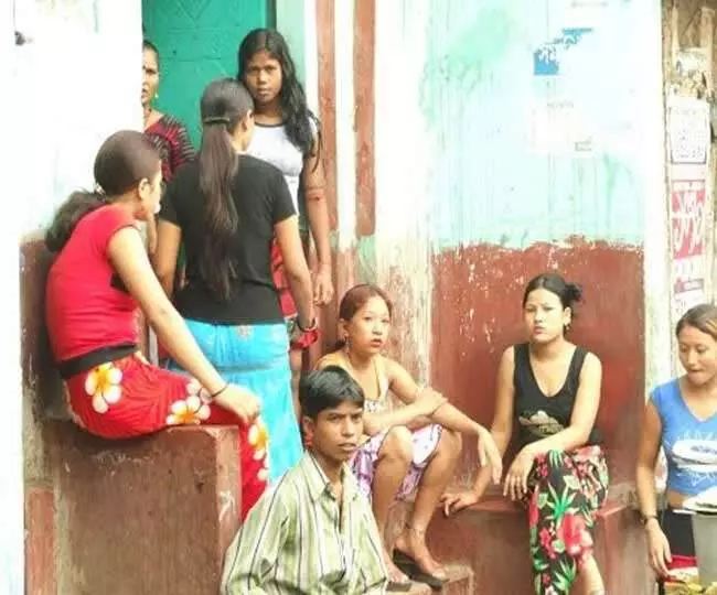 वैश्या--...ऐसे करते-करते छ महीने के दिन निकल गये थे, मगर एकदिन जो खबर मिली वो मधु के लिये वज्रपात जैसी थी