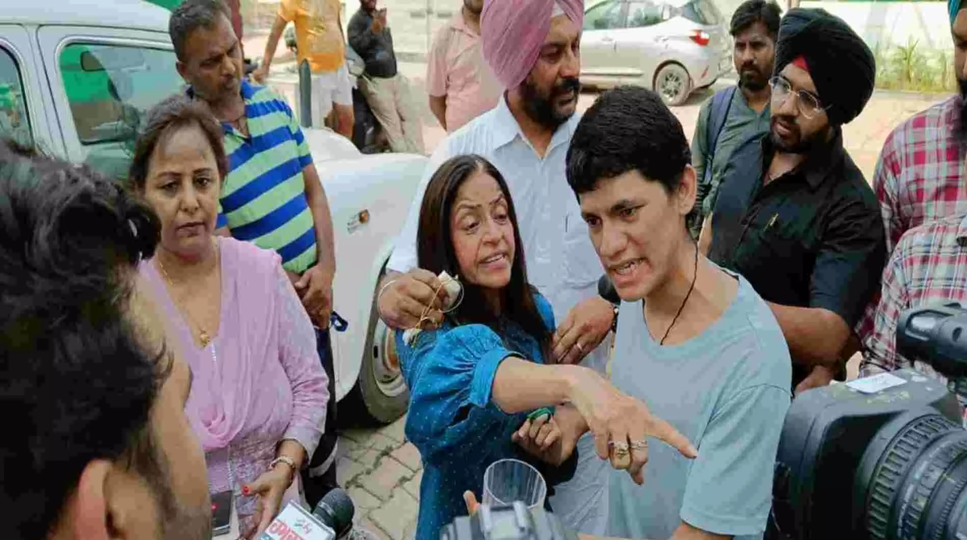 भ्रष्टाचार मामले में गिरफ्तार IAS संजय पोपली के बेटे ने विजिलेंस टीम के सामने खुद को मारी गोली! मां ने विजिलेंस टीम पर लगाए ये आरोप भ्रष्टाचार मामले में गिरफ्तार IAS संजय पोपली के बेटे ने विजिलेंस टीम के सामने खुद को मारी गोली! मां ने विजिलेंस टीम पर लगाए ये आरोप