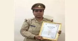 कानपुर हनी ट्रैप केस : महिला दरोगा 50 हजार की रिश्वत लेते हुई गिरफ्तार कानपुर हनी ट्रैप केस : महिला दरोगा 50 हजार की रिश्वत लेते हुई गिरफ्तार
