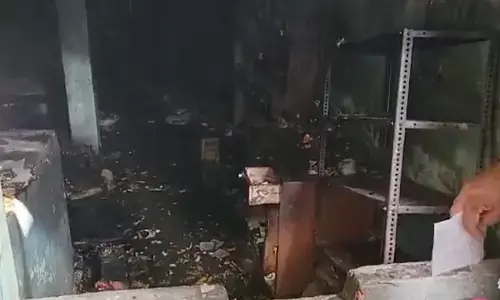 गाजियाबाद के खोड़ा में फिर आग का तांडव, एक ही परिवार के 3 लोग पिता-पुत्र-पुत्री बुरी तरह झुलसे, 7 घायल सभी अस्पताल में भर्ती