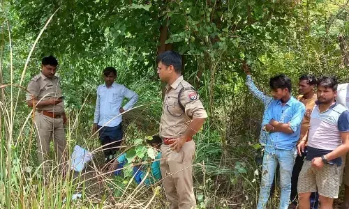 कई दिन से घर से लापता 19 वर्षीय युवती की नदी किनारे गहरे गड्ढे में दबी मिली लाश, पुलिस हैरान कई दिन से घर से लापता 19 वर्षीय युवती की नदी किनारे गहरे गड्ढे में दबी मिली लाश, पुलिस हैरान