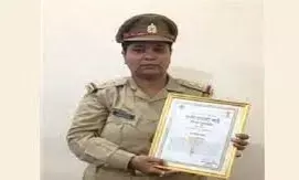 कानपुर हनी ट्रैप केस : महिला दरोगा 50 हजार की रिश्वत लेते हुई गिरफ्तार कानपुर हनी ट्रैप केस : महिला दरोगा 50 हजार की रिश्वत लेते हुई गिरफ्तार