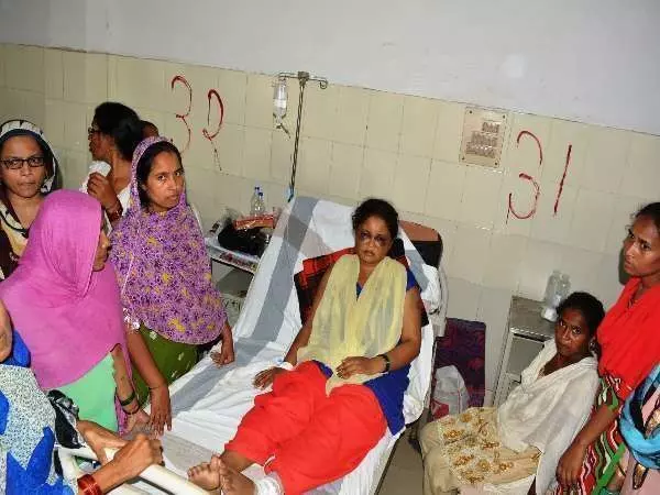 वैश्या--- बहरहाल चलिये कल सुबह डॉक्टर साहब देखेंगे तब वही कंडीशन बता पाएंगे। आप निश्चिंत रहें हम लोग अच्छे से देखभाल करेंगे इनकी वैश्या--- बहरहाल चलिये कल सुबह डॉक्टर साहब देखेंगे तब वही कंडीशन बता पाएंगे। आप निश्चिंत रहें हम लोग अच्छे से देखभाल करेंगे इनकी