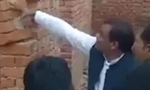 प्रतापगढ़ में सपा विधायक आरके वर्मा समेत 50 पर मुकदमा दर्ज, ठेकेदार बोला-जानबूझकर गिराई थी दीवार प्रतापगढ़ में सपा विधायक आरके वर्मा समेत 50 पर मुकदमा दर्ज, ठेकेदार बोला-जानबूझकर गिराई थी दीवार