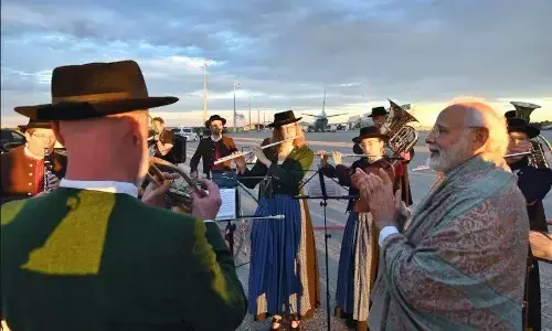 G-7 Summit में हिस्सा लेने जर्मनी पहुंचे PM MODI, पारंपरिक बैंड से हुआ स्वागत