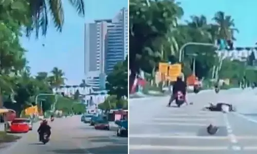 OMG!! स्कूटी पर जा रही महिला के सिर पर गिरा नारियल...बाल-बाल बची जान, वीडियो हो रहा वायरल