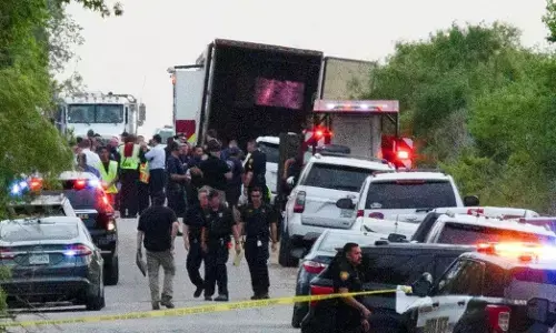 अमेरिका से चौकानें वाली खबर: टेक्सास में एक ट्रक में 46 शव मिलने से हड़कंप, 16 अन्य बेहोश