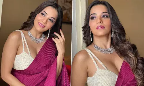 भोजपुरी एक्ट्रेस Monalisa ने मरून रंग की साड़ी पहनकर दिखाया अपना ग्लैमरस अवतार, Hot Photos हुए Viral