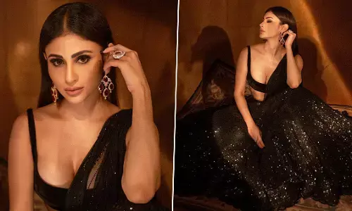 Mouni Roy ने डीप नेक ब्लाउज पहन हॉटनेस का लगाया तड़का, दीवाने हुए यूजर्स ने की फायर ईमोजी की बरसात