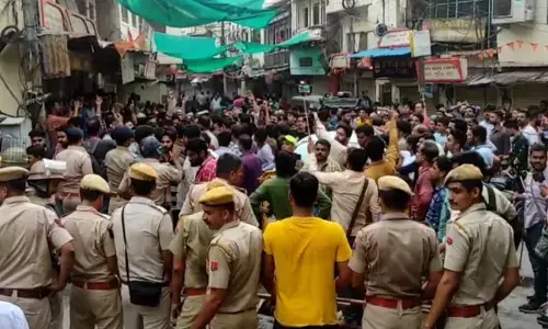 सरेआम दुकान में घुसकर गला काटकर वीडियो किया वायरल, फिर मचा हड़कंप सरेआम दुकान में घुसकर गला काटकर वीडियो किया वायरल, फिर मचा हड़कंप