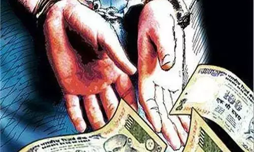 राजस्व निरीक्षक घुस लेते पकड़ा गया, एंटी करप्शन की टीम ने किया गिरफ्तार राजस्व निरीक्षक घुस लेते पकड़ा गया, एंटी करप्शन की टीम ने किया गिरफ्तार