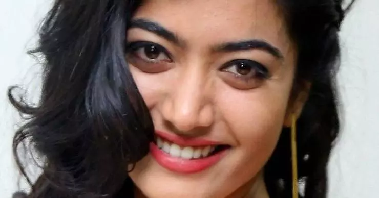 देसी साड़ी में दिखा Rashmika Mandanna का स्टनिंग अवतार, यूजर्स बोले-दुनिया की सबसे खूबसूरत एक्ट्रेस रश्मिका