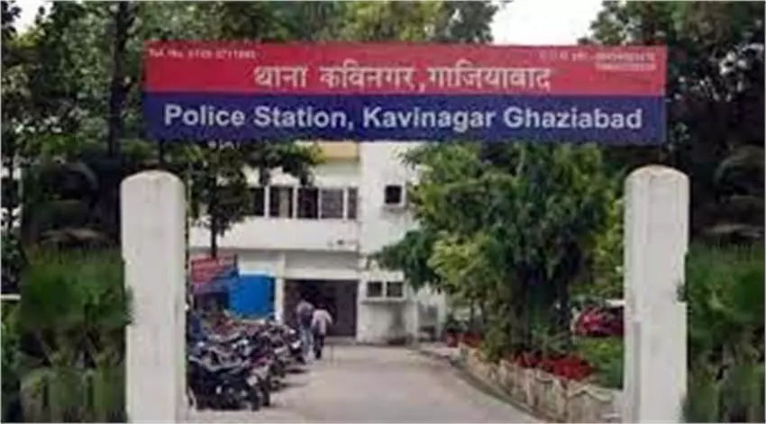 गाजियाबाद में पुलिस बूथ के पास युवती को जिंदा जलाया.....