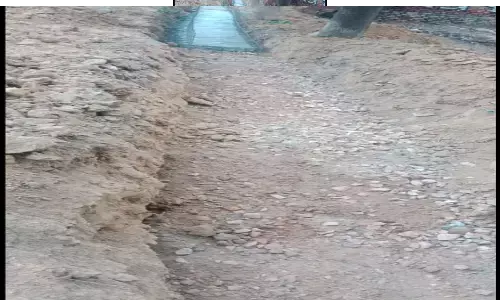 घटिया क्वालिटी की सामग्री से हो रहा नाले का निर्माण घटिया क्वालिटी की सामग्री से हो रहा नाले का निर्माण