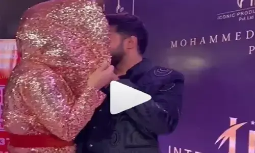 Rakhi Sawant Viral Video: राखी सावंत ने रेड कार्पेट पर बॉयफ्रेंड आदिल खान संग की गन्दी हरकत. वीडियो हुआ वायरल