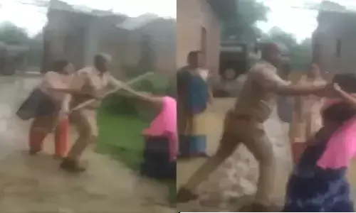 यूपी में मारपीट के केस में पूछताछ करने गई पुलिस टीम पर महिलाओं ने चला दिए लट्ठ, दारोगा समेत कई घायल यूपी में मारपीट के केस में पूछताछ करने गई पुलिस टीम पर महिलाओं ने चला दिए लट्ठ, दारोगा समेत कई घायल