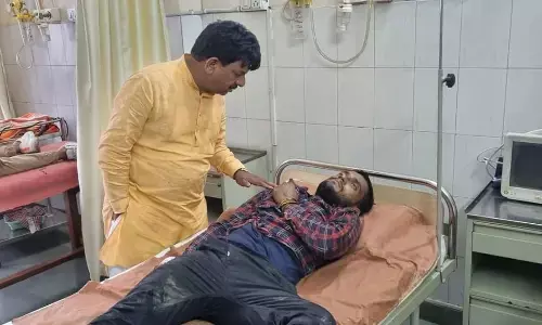 यूपी सरकार के मंत्री ने रास्ते में मिले घायलों को पहले अपनी गाड़ी से भिजवाया अस्पताल यूपी सरकार के मंत्री ने रास्ते में मिले घायलों को पहले अपनी गाड़ी से भिजवाया अस्पताल