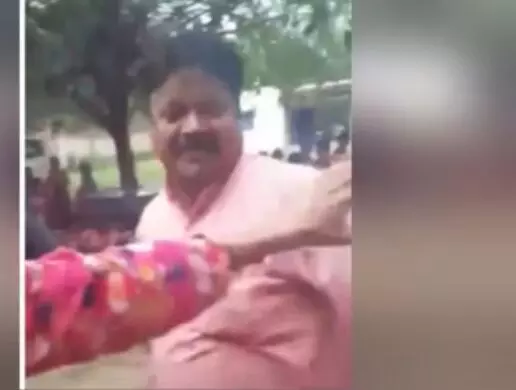 स्कूल बना जंग का मैदान, हेडमास्टर और महिला शिक्षकों में हाथापाई के बाद, हेडमास्टर ने चलाए पत्थर स्कूल बना जंग का मैदान, हेडमास्टर और महिला शिक्षकों में हाथापाई के बाद, हेडमास्टर ने चलाए पत्थर